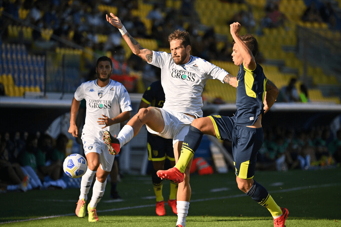 九游-切尔西训练开放日，冲刺阶段遗憾出局引欢呼，意甲在即，团队化学反应显著(切尔西的坎特多高)